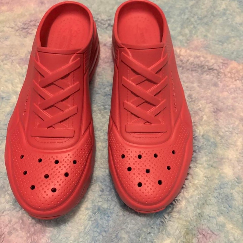 Skechers pink clogs